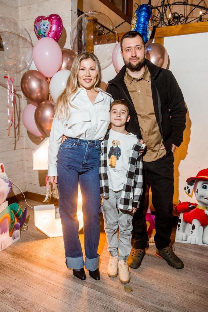 Відома співачка зізналася, як змінився її шлюб з чоловіком на тлі війни: "У кожного свої справи"